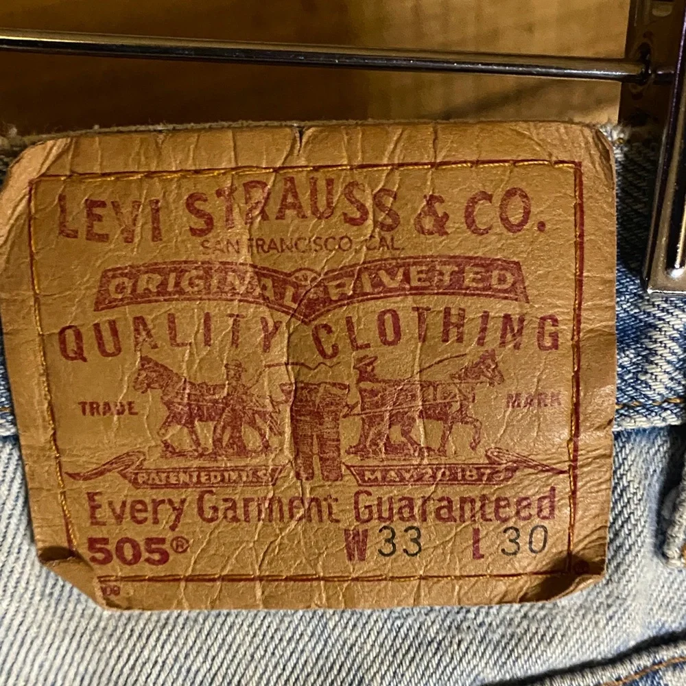 Vintage Y2K Levi’s 505 light wash Blue Jeans distressed size 32x30 (tag 33x30)